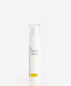 Antioxidant‑rich moisturizer with vitamin C that softens texture, fights free radicals, and strengthens skin’s defense—an excellent makeup base.