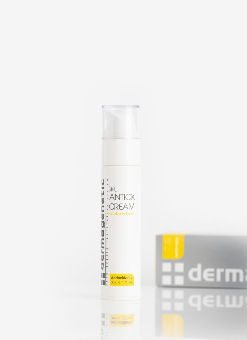 Antioxidant‑rich moisturizer with vitamin C that softens texture, fights free radicals, and strengthens skin’s defense—an excellent makeup base.